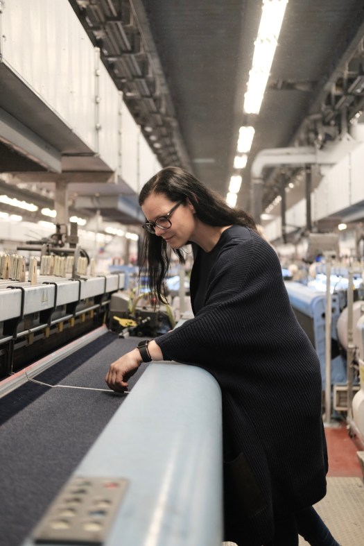 Sina überprüft Denim-Gewebe an der Webmaschine Sulzer Projektil